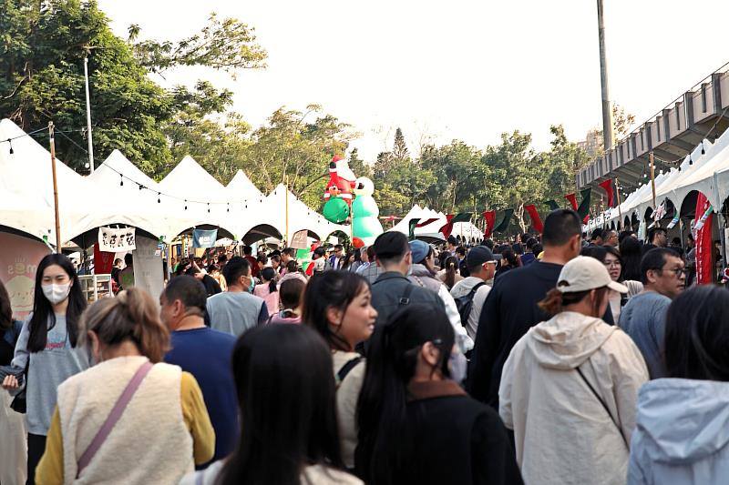 0 今日開嘉市集 人潮眾多