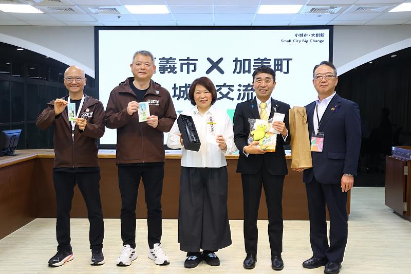 0 黃敏惠市長與副市長林瑞彥(左2)、秘書長陳永豐(左1)及加美町長石山敬貴(右2)、味上庄一郎(右1)合影