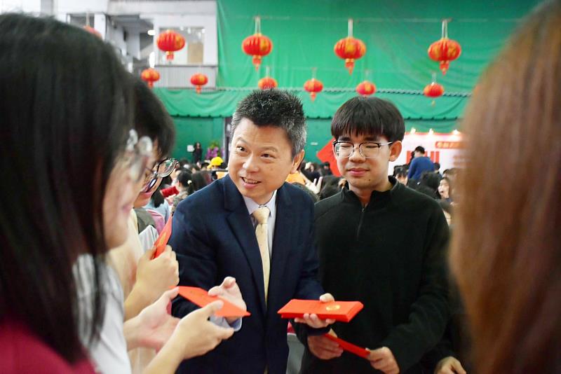 僑委會僑生處處長張文華，逐桌發紅包予僑生