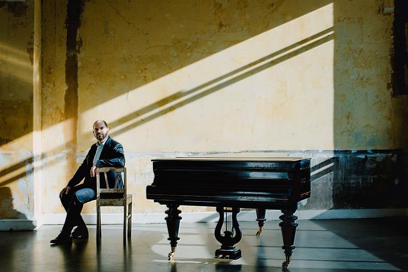 格斯坦的地位可謂炙手可熱,從維也納愛樂、柏林愛樂,到阿姆斯特丹皇家大會堂管絃樂團、倫敦交響樂團與巴伐利亞廣播交響樂團,都能看見他與頂尖指揮家合作的足跡。(c) Marco Borggreve