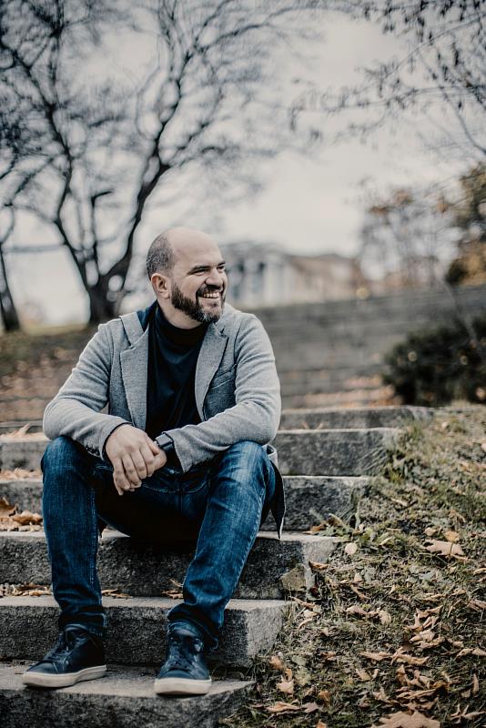 格斯坦自幼接受古典音樂培養,卻又在家中爵士黑膠唱片的伴隨下開啟另一條感性道路。_(c) Marco Borggreve