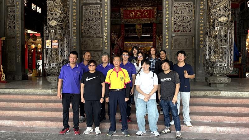 計畫團隊與本淵寮朝興宮金獅陣教練林瑞斌師傅（中）合影。感謝林師傅親自指導金獅陣武術套路，為台星學子的數位採集實作提供最真實的內容基礎。