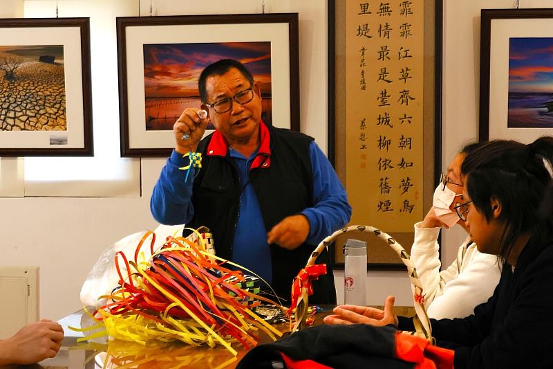 周樑根老師向新加坡學子傳授傳統藺草編織技藝，帶領學生親手操作草編工序，深刻領略西港農村的傳統工藝智慧與手作溫度。