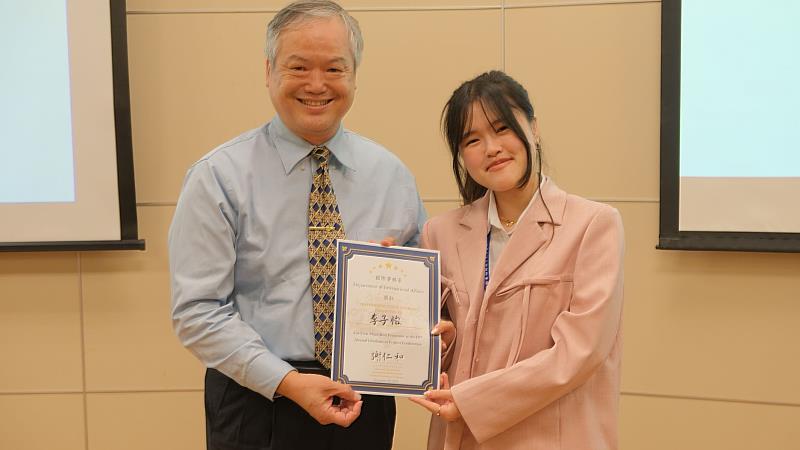 文藻國際事務系林建宏老師(左)頒發畢業專題發表個人組第一名獎項。