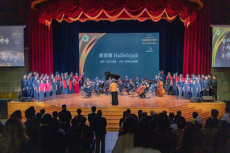 慕恩室內樂團與世紀合唱團聯袂演出經典曲目《韓德爾〈Hallelujah〉》，磅礴樂聲震撼全場。