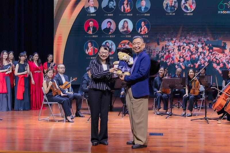 莊慧玲校長(左)頒發感謝狀及文藻熊予慕恩室內樂團熊飛熊團長(右)，表達誠摯謝意。