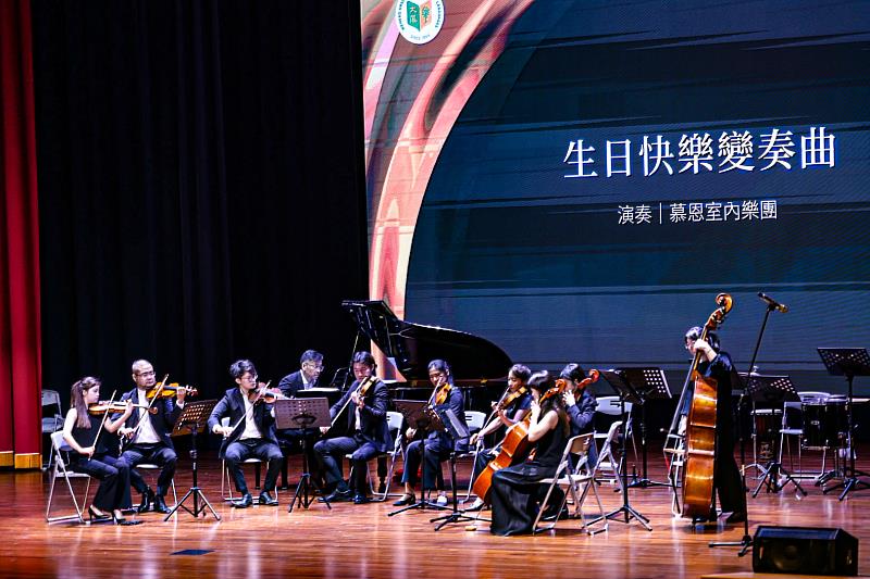 文藻外語大學舉辦校慶感恩音樂會，邀請慕恩室內樂團與世紀合唱團到校演出，以多首中外經典樂曲為校慶系列活動揭開溫馨序幕。