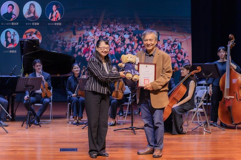 莊慧玲校長(左)頒發感謝狀及文藻熊予世紀合唱團李仁傑團長(右)，表達誠摯謝意。