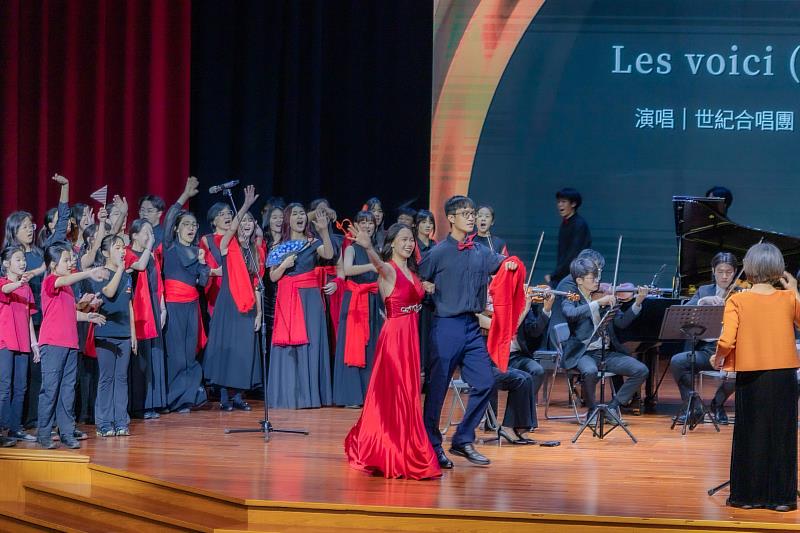 慕恩室內樂團與世紀合唱團攜手演出《Les voici》（選自歌劇《卡門》），展現層次豐富、氣勢十足的合唱與管弦魅力。