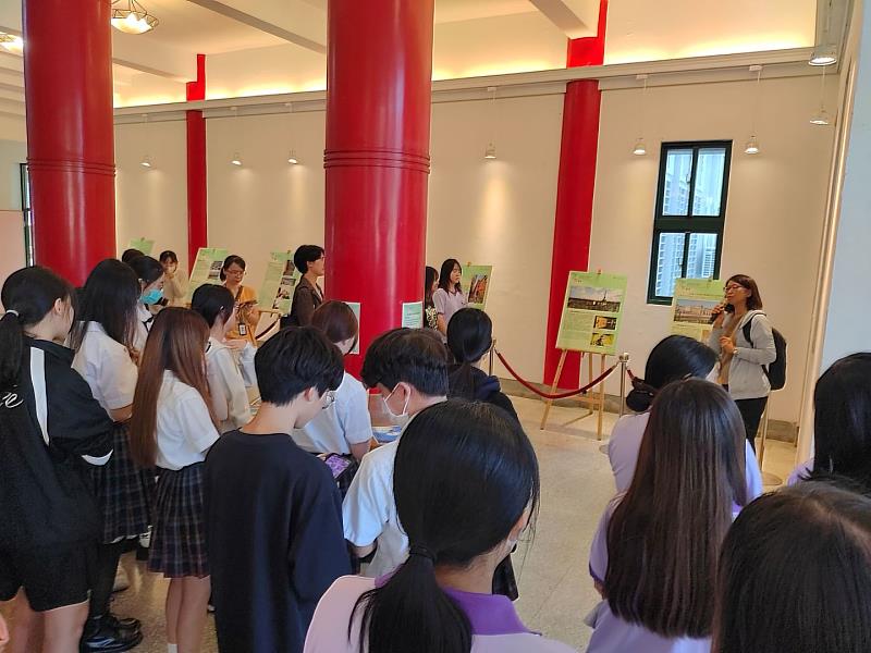 法國語文系王秀文老師為學生介紹法國皮影藝術的發展及地景