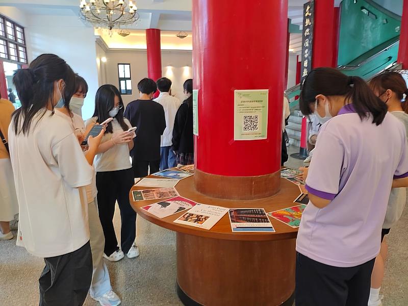 觀展學生利用多媒體查探圖書館與皮影戲相關的外文館藏資源