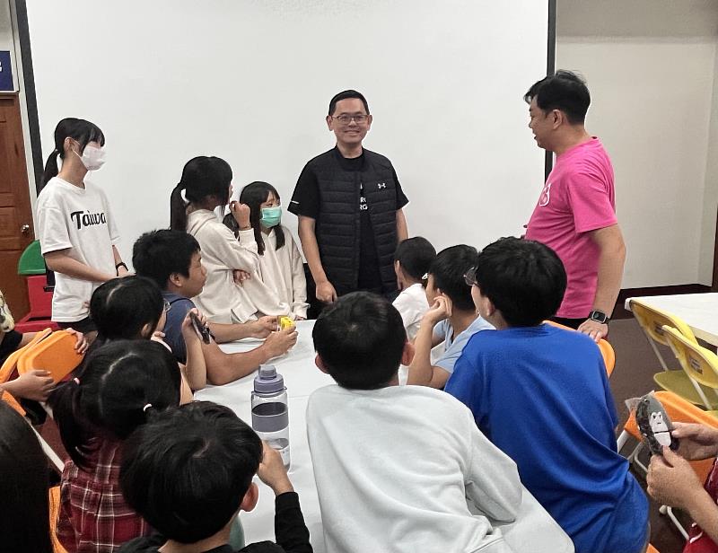 綠岩能源暖心送聖誕禮物至偏鄉課輔班