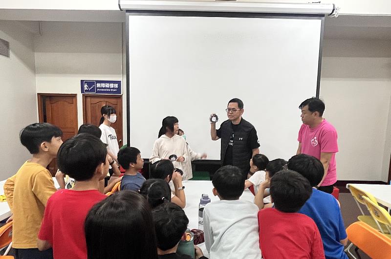 綠岩能源向課輔班孩子們進行能源教育