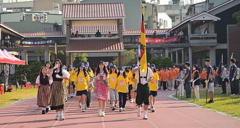 德國語文系師生穿上德國傳統服飾進場，吸引全場目光。