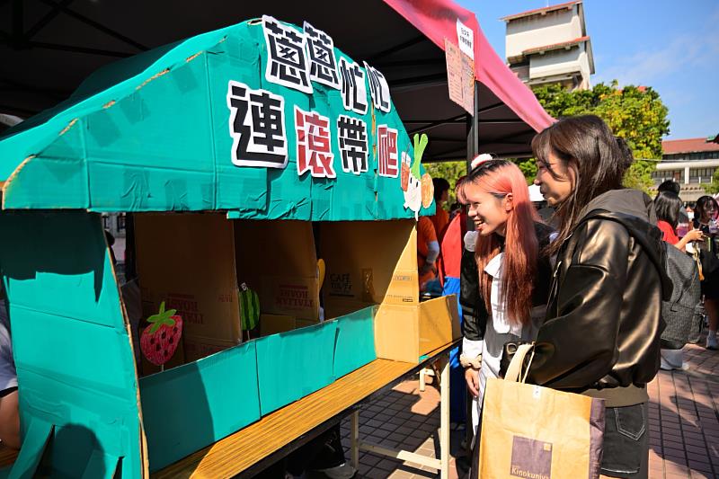 文藻外大慈善義賣園遊會各國師生獻愛心