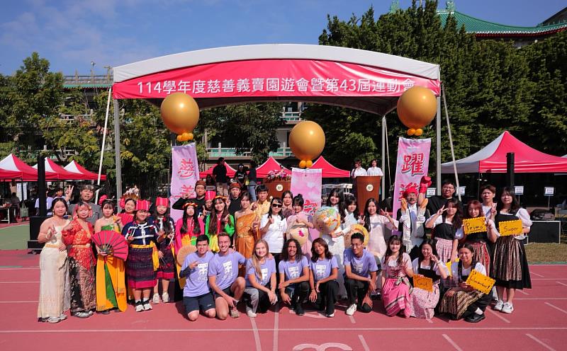 文藻外大舉辦慈善義賣園遊會暨運動會，學生創意進場吸睛。