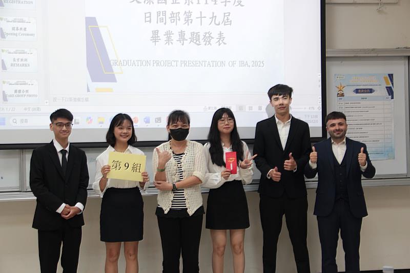 第一名獲獎團隊合影，圖左三為文藻國際企業管系曹淑琳主任。