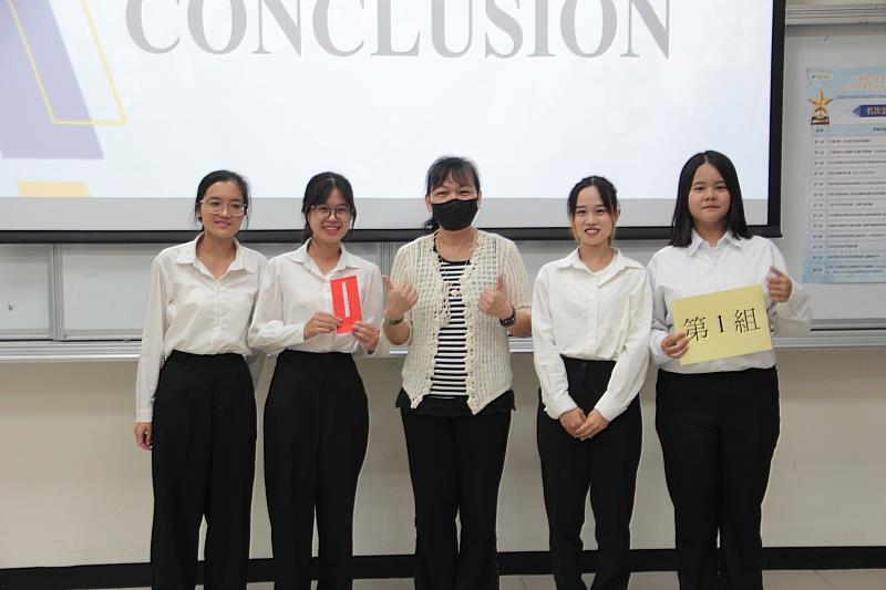 「最佳英文簡報發表獎」獲獎團隊合影