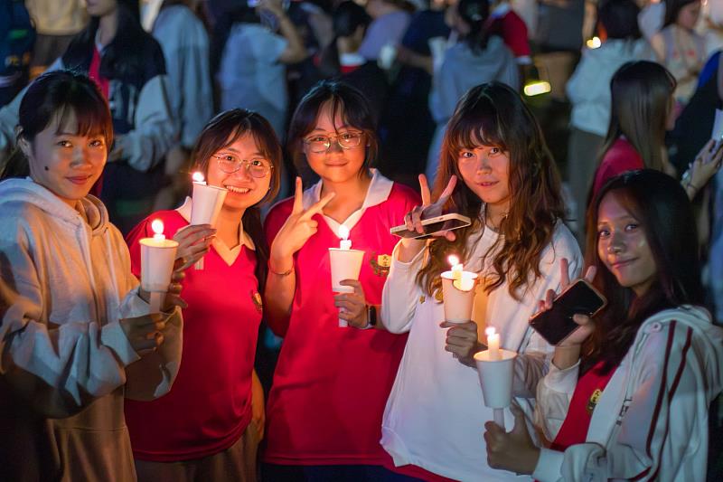 文藻外語大學師生參加聖誕燃燈禮,迎接聖誕節到來。