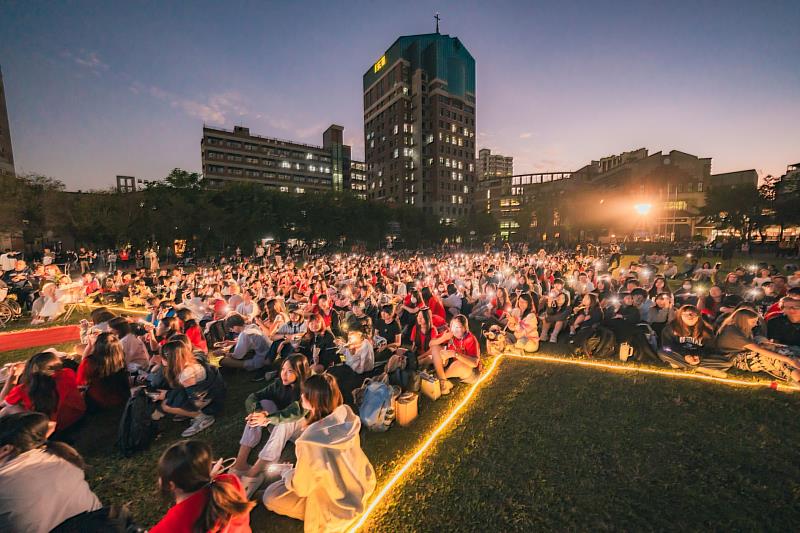 文藻外語大學舉辦聖誕燃燈禮，師生一同迎接聖誕節到來。