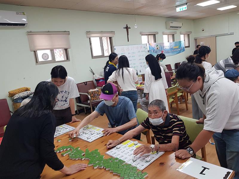 長者參與趣味遊戲活動,透過闖關互動展現活力與專注。