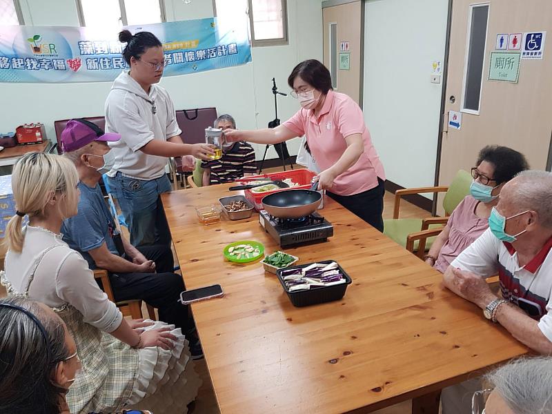 文藻學生(左2、左4)參與「媽媽的味道」共煮活動,與長輩及新住民姊妹一同下廚,展現跨世代與跨文化的溫馨交流。