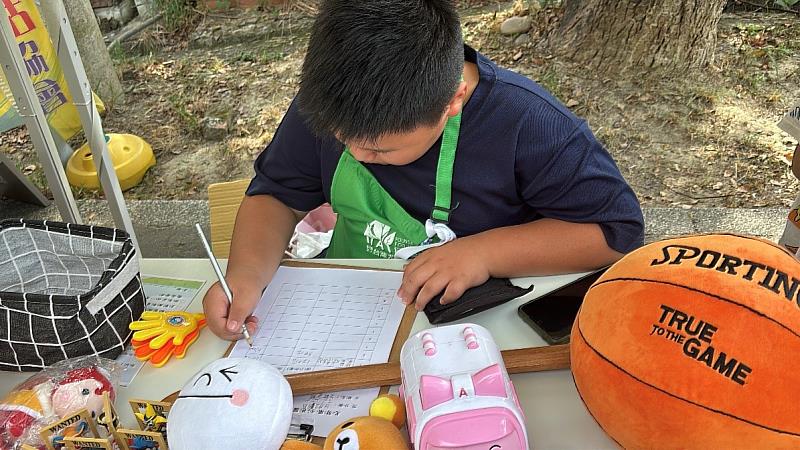 孩子穿上圍裙擔任一天小老闆，結束後練習紀錄整日的帳務，了解支出與收入的概念。