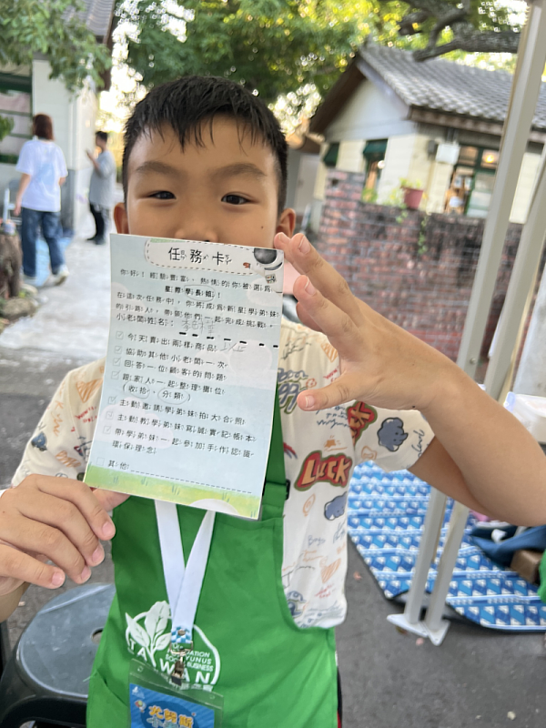 尤努斯星球任務卡帶領學童體驗創業和販售物品的樂趣。