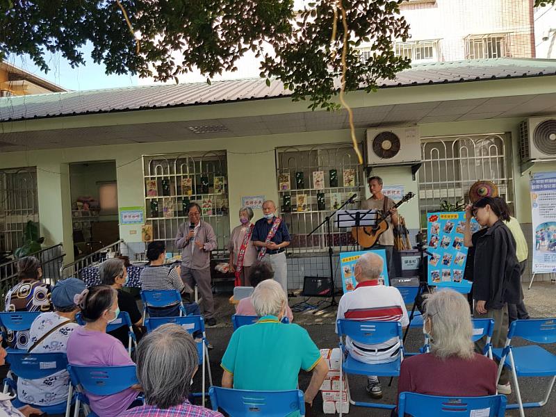 文藻蔡介裕研發長(前站立左1)致詞，肯定跨世代交流與社區合作。