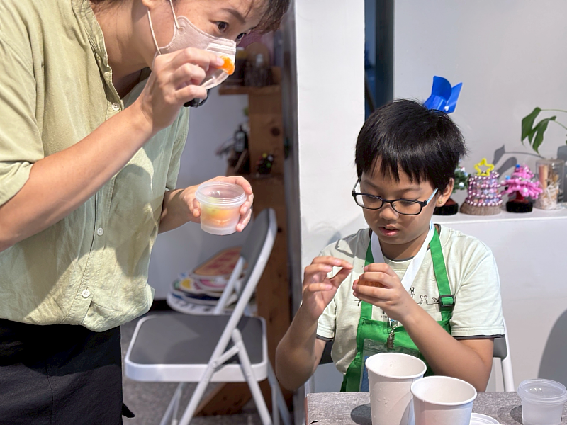 結合世界蔬食挑戰規劃永續食光果凍手作課程。左為講師魯西歐咖啡創辦人鄭伊珊。