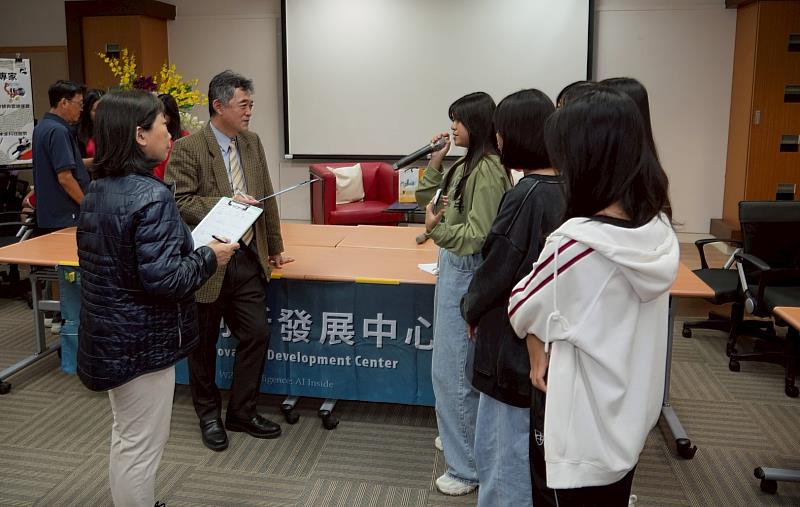 學生向評審說明Tapia機器人對話設計內容，進行現場問答交流。