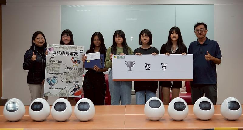 亞軍隊伍由五專英文科一年C班張子瑜、王妍菻、張湘翊、遊梁健雅與王溱妤奪得，團隊於領獎後與師長合影。