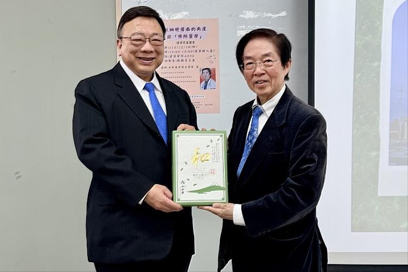 日本醫學博士周東寬（右）致贈紀念品予中華大學校長劉維琪（左），象徵國際健康教育交流合作。