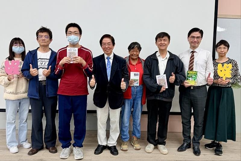 周東寬博士（左四）於Q&A環節，親贈健康著作給踴躍提問的師生，鼓勵從年輕開始實踐預防醫學。