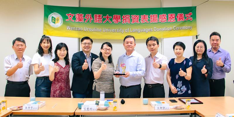 文藻外大英文系王師凱校友(右五），慷慨捐贈新台幣300萬元，協助母校推動人工智慧相關事務，造福校內教職員及學生。