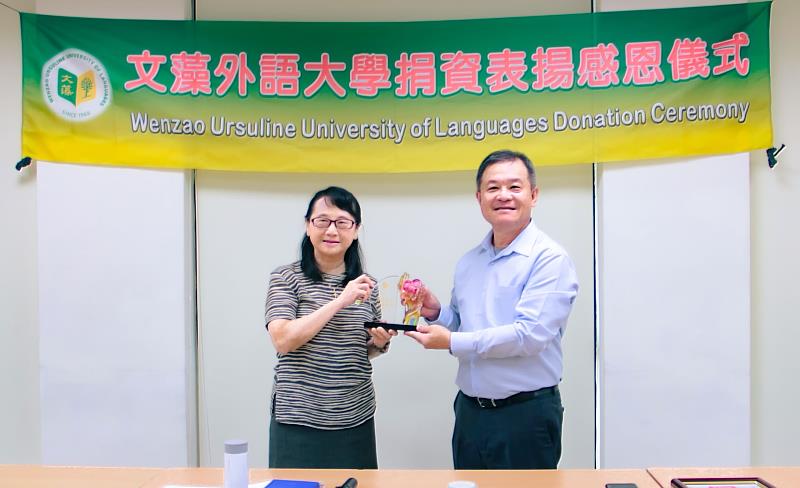 莊慧玲校長（左）頒贈紀念獎座予王師凱校友（右）