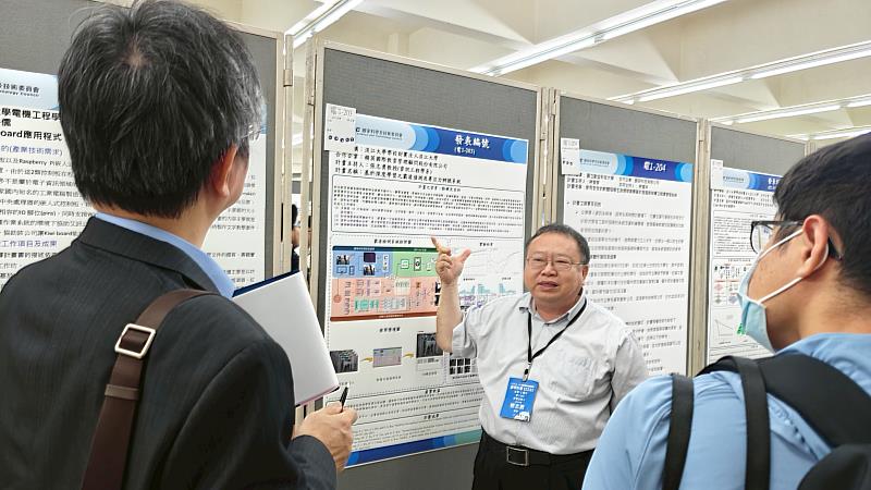 資訊工程學系張志勇特聘教授（中）產學合作案成果發表獲評審好評。（圖／淡江大學提供）