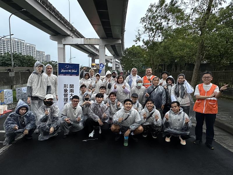開南大學形象系與 IHP 國際榮譽學程師生於 27.5 公里補給站合影，紀錄志工服務的重要時刻。