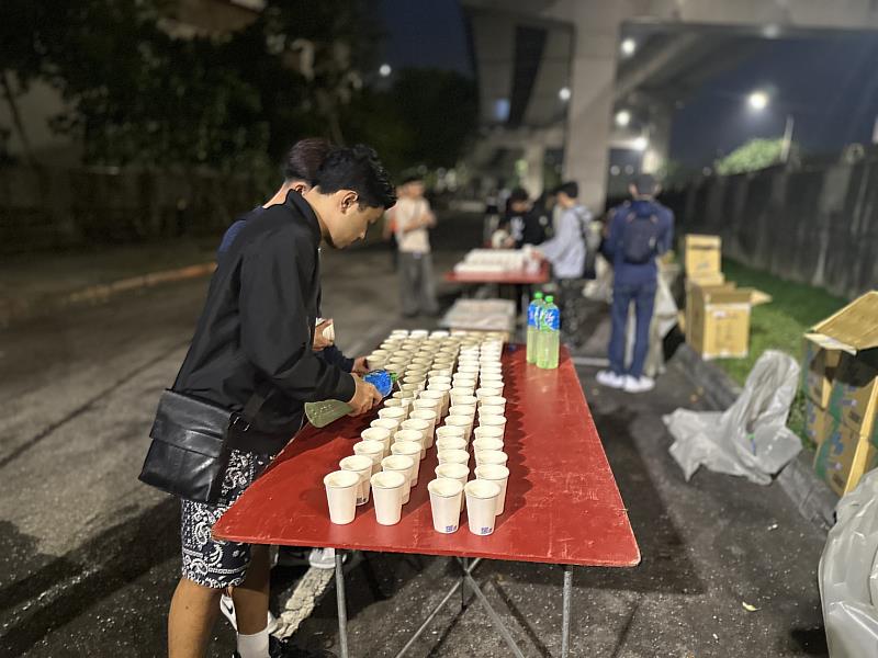 清晨賽前，學生志工整齊排放補給運動飲料，為即將到來的跑者做好萬全準備。