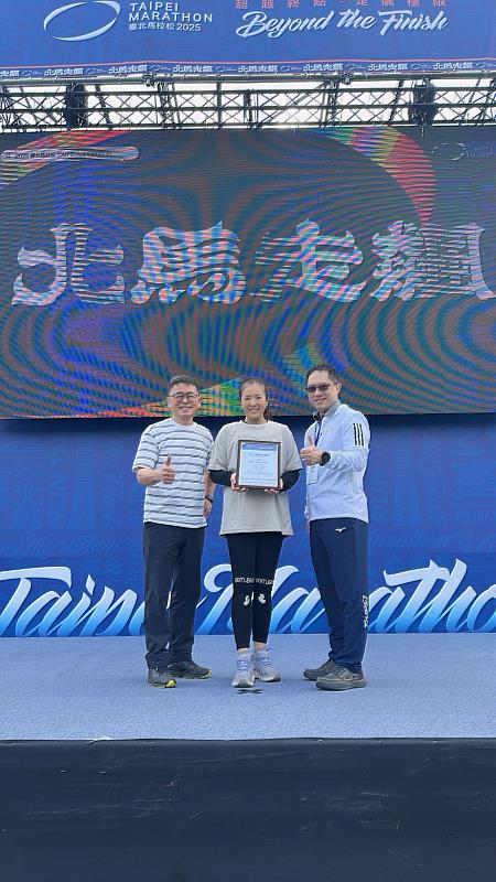 主辦單位頒發感謝狀予開南大學楊佳虔老師。