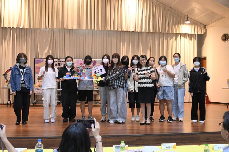 文藻五專日文科二年A班作品「高流兔」獲得第二名，由莊慧玲校長頒獎。