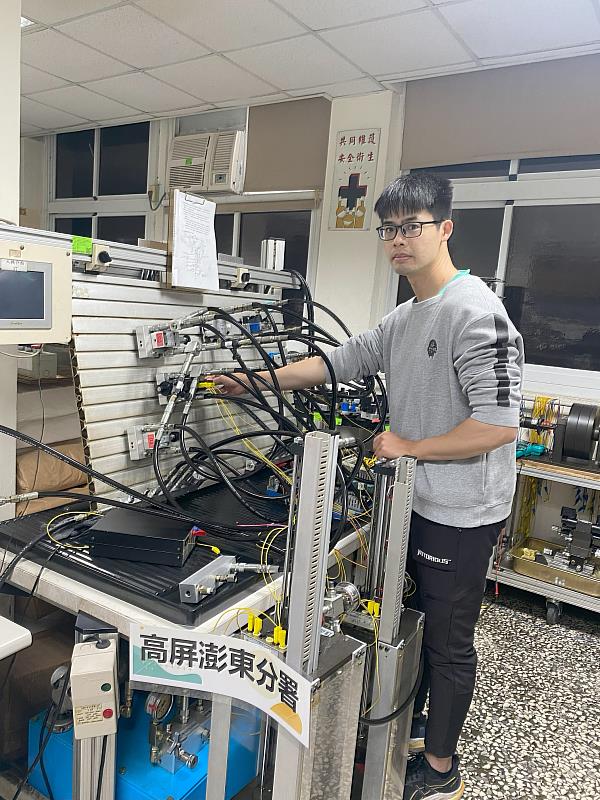 陳俞成進行機電控制實務操作。