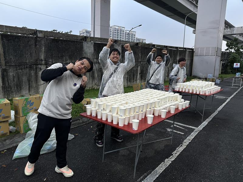 凌晨時分，學生志工細心分裝飲水，確保補給不中斷，陪伴跑者跑到最後一刻。