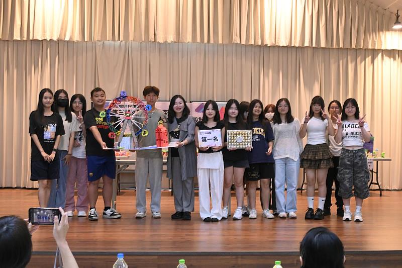 文藻五專西文科二年A班作品「未來之輪」獲得第一名，由富樂夢股份有限公司沈青縈副董事長頒獎。