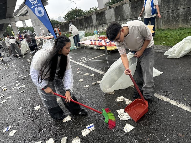賽事結束後，開南大學形象系與 IHP 學生主動進行場地清潔，展現高度責任感與服務精神。