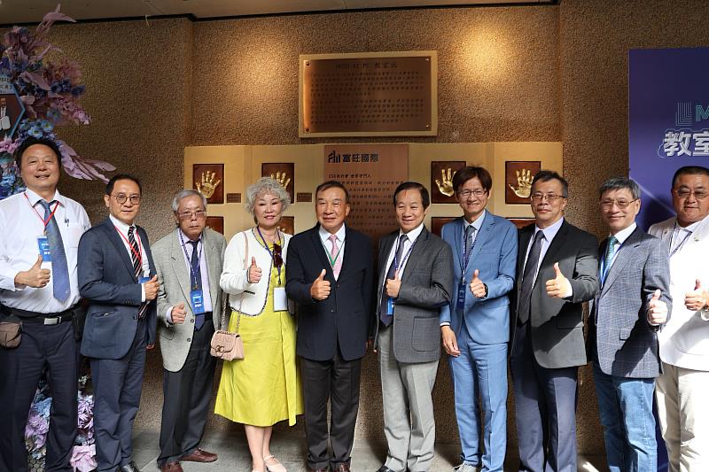 東海管理學院院長曾俊堯(右4)表示，EMBA不僅引入國際頂尖學術思想，還邀請諾貝爾經濟學獎得主Robert Engle於2026年2月2日蒞校演講，探討金融風險與不確定性的永續治理。