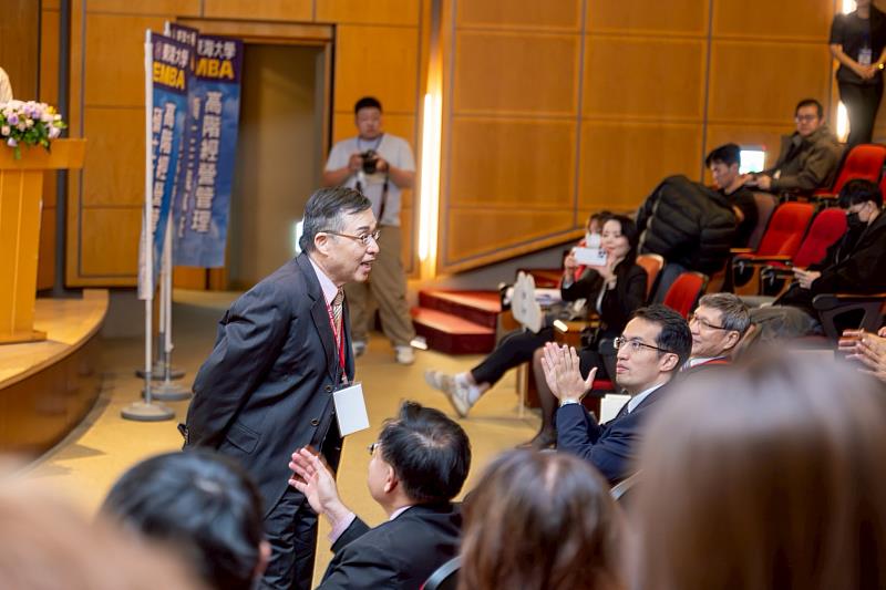 李成強調，當人類不斷打造愈來愈像人的機器，人性本身反而變得更加珍貴；因為價值判斷、道德重量、責任承擔，以及關鍵時刻的危機處理，始終只能由人來完成。