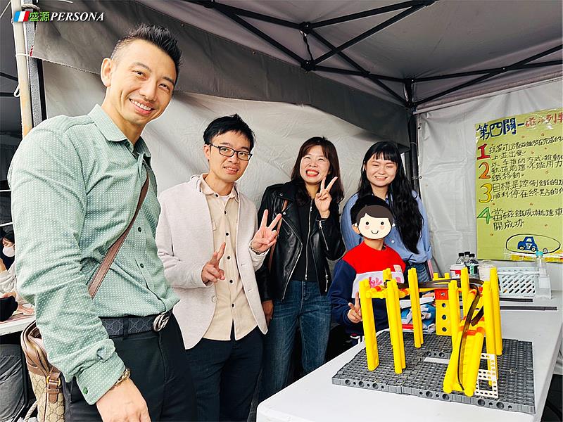 盛源PERSONA執行長王承偉與桃園國小校長楊雅真，以及師生們在活動現場合影留念。