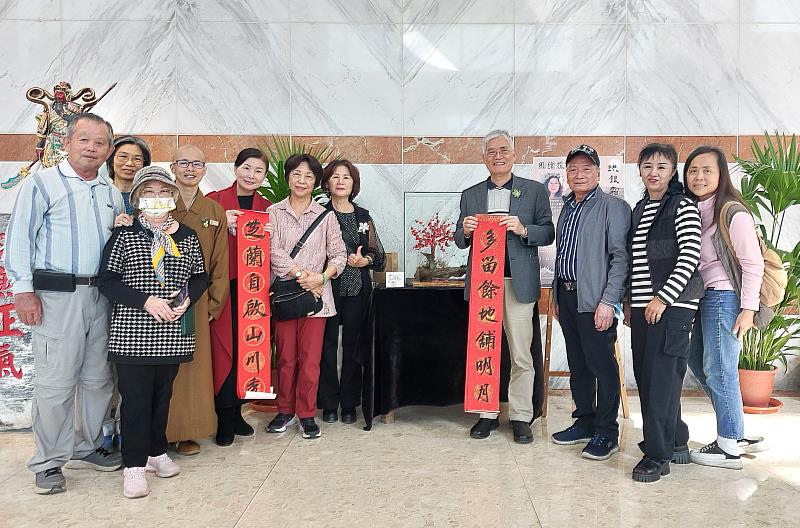 南華大學校長高俊雄(右4)、副校長賴淑玲(前排左4)、終身學院院長知賢法師(前排左3)以及樂齡大學的學員們到場觀展，給予洪銀霜(前排左6)支持與祝賀。