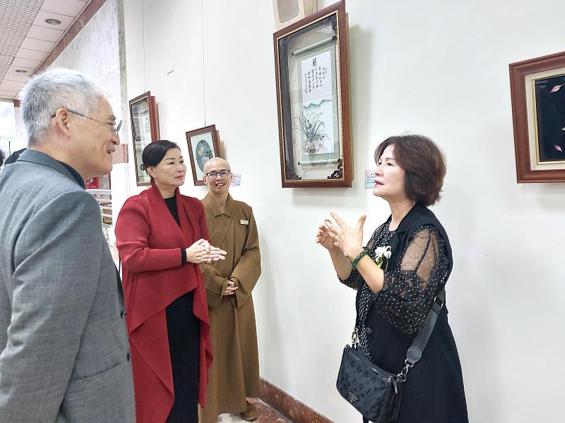 南華樂齡大學學員洪銀霜(右1)仔細向高俊雄校長(左1)、賴淑玲副校長(左2)及終身學院院長知賢法師(右2)分享纏花作品的創作理念、素材和靈感。